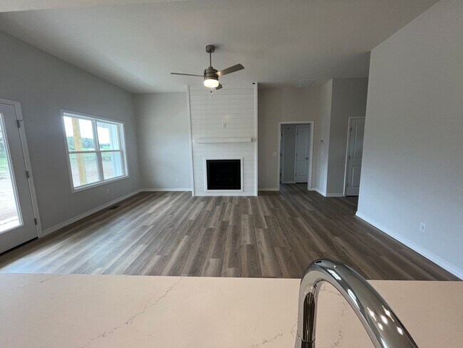 Foto del edificio - Beautiful, brand-new, 3-bedroom, 2-bath home in Nixa with a 3-car garage.