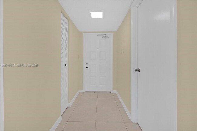 Foto del edificio - 15545 Miami Lakeway N