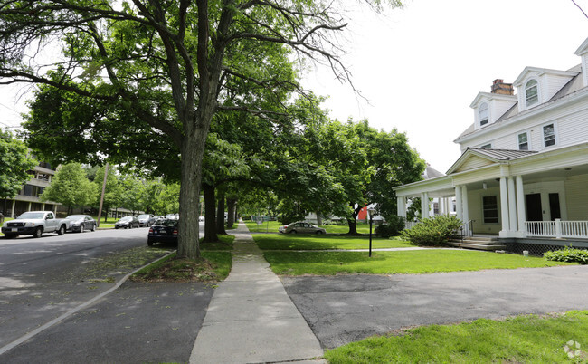 Building Photo - 133 S Lake Ave