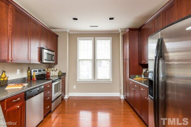 Building Photo - 2 br, 2.5 bath Townhome - 2017 Freeport Drive