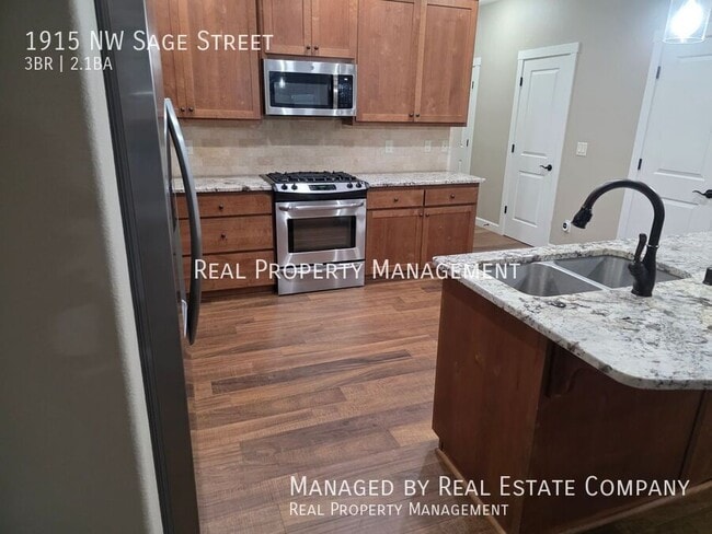 Building Photo - 1915 NW Sage St