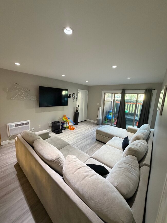 Foto del edificio - 1345 Cabrillo Park Dr