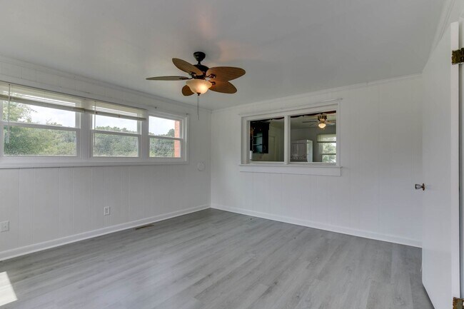 Foto del edificio - 2859 E River Rd