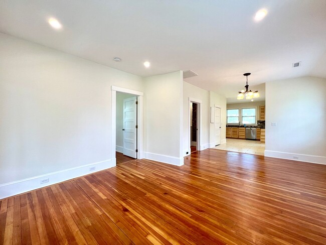 Foto del edificio - Charming 2 Bedroom Home - All utilities in...