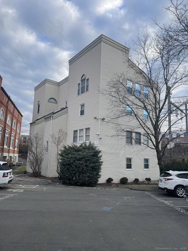 Primary Photo - 32 Pine St