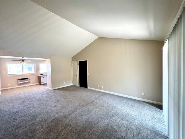 Foto del edificio - Charming 2 Bed/2 Bath Upstairs Condo in Qu...