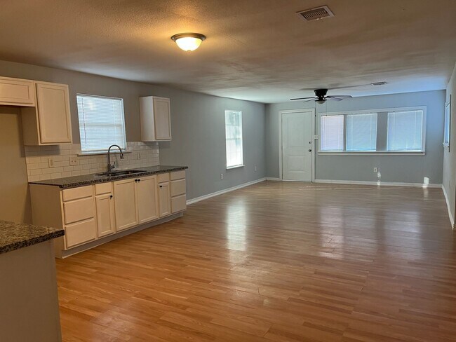 Foto del edificio - 8826 Crestview Dr