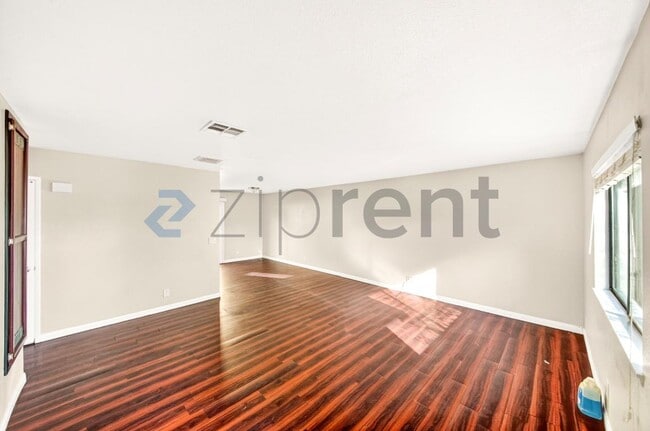 Foto del edificio - 836 W Atkins Ave