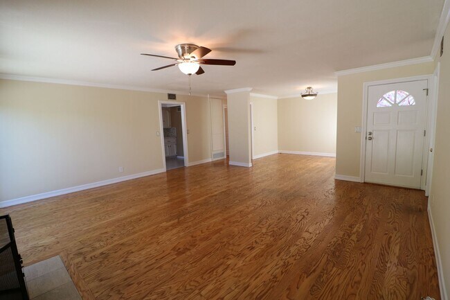 Foto del edificio - Charming home in West Hills adjacent neighborhood!
