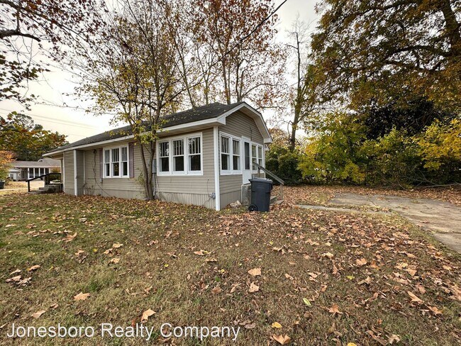 Building Photo - 3 br, 1 bath House - 704 W. Nettleton Ave.