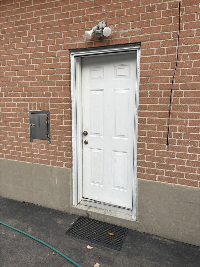 Building Photo - 219 Pellatt Av