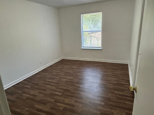 Building Photo - 2BR/1BA Move-In Ready Hermitage Property !