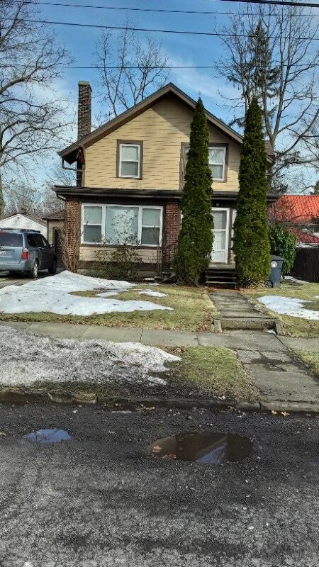 Primary Photo - 479 St Leger Ave