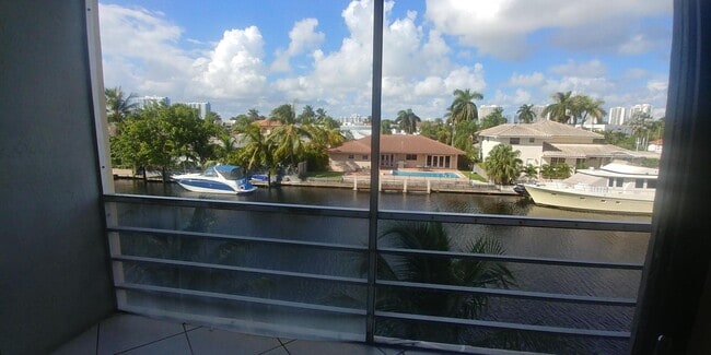 Foto del edificio - 2935 NE 163rd St