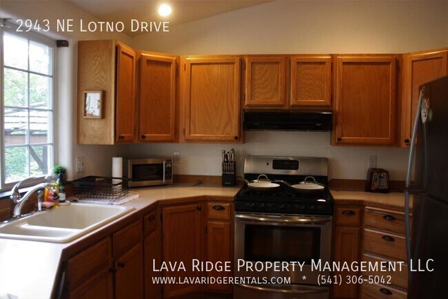 Building Photo - 2943 NE Lotno Dr