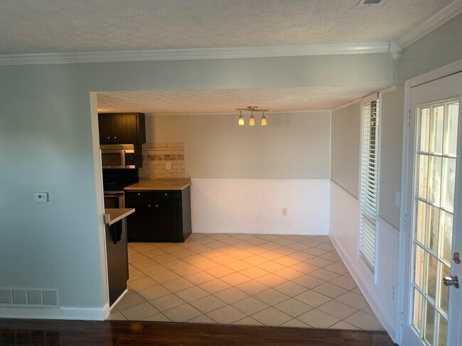Foto del edificio - 4243 Briarwood Dr