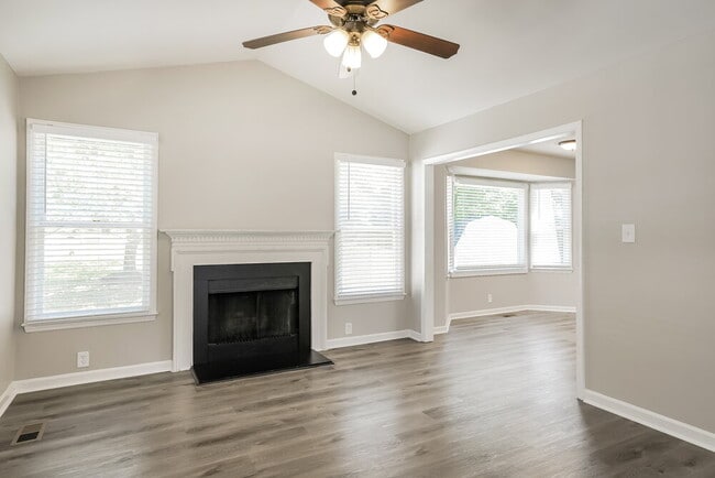 Foto del edificio - 104 Newbury Ct