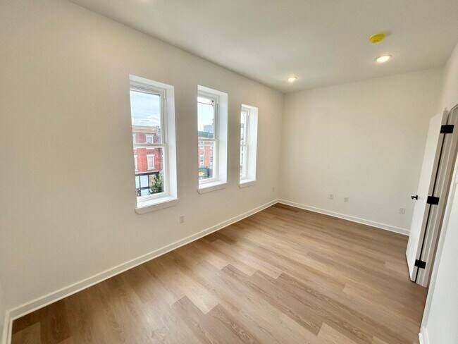Foto del edificio - 2725 W Girard Ave