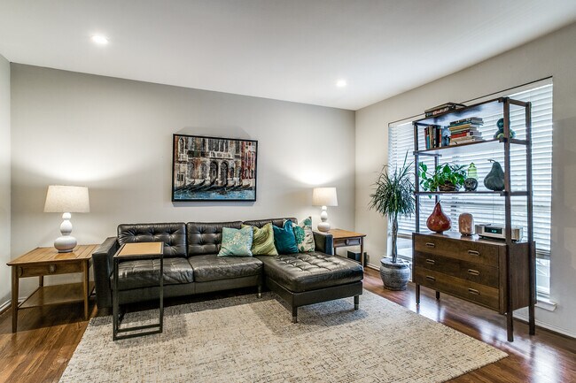 Foto del edificio - 4616 W Lovers Ln