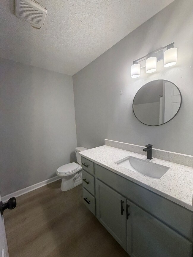 Building Photo - 1711 Birchwood Dr SE