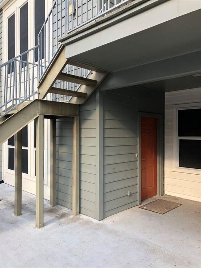 Building Photo - 1 Bedroom in West Campus with Pool/Washer/...