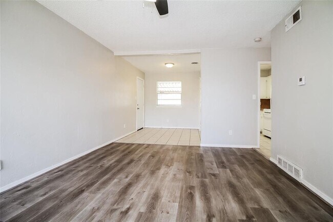 Building Photo - 808 Lotus Ave