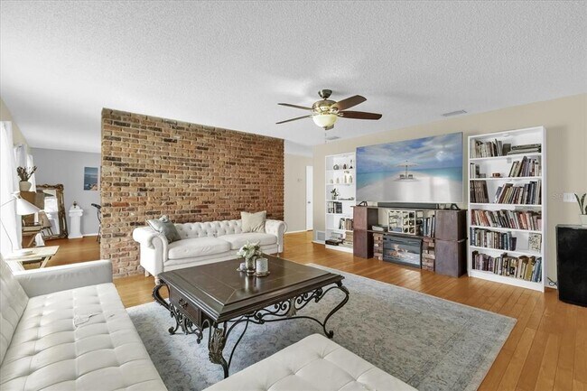 Foto del edificio - 5012 The Oaks Cir