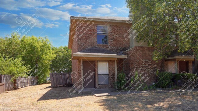 Building Photo - 2 br, 1.5 bath Townhome - 5825 Shadydell Dr