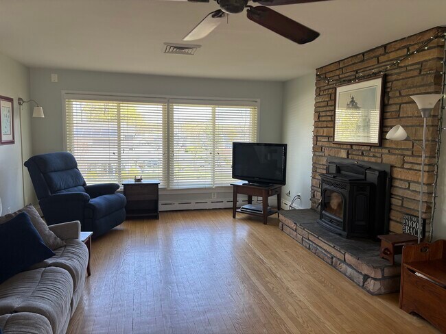 Foto del edificio - 440 Riverview Dr