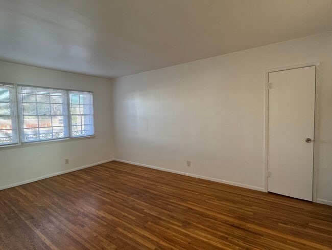 Building Photo - 1380 Masselin Ave