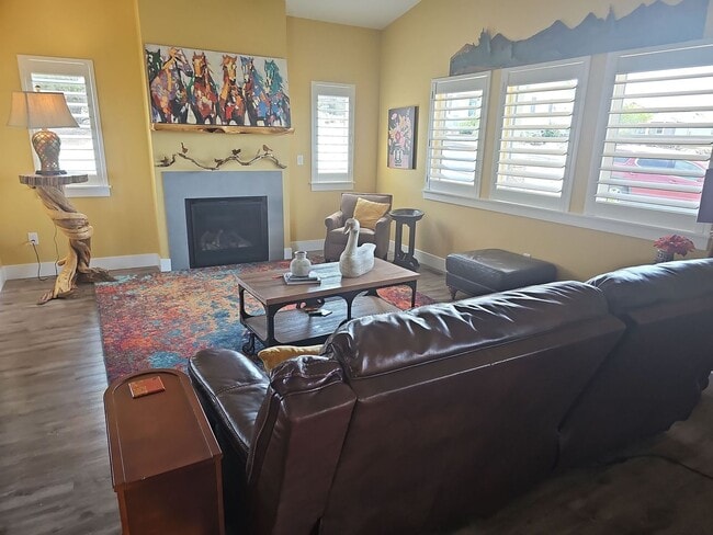 Building Photo - Home with Mountain View *Fully Furnished