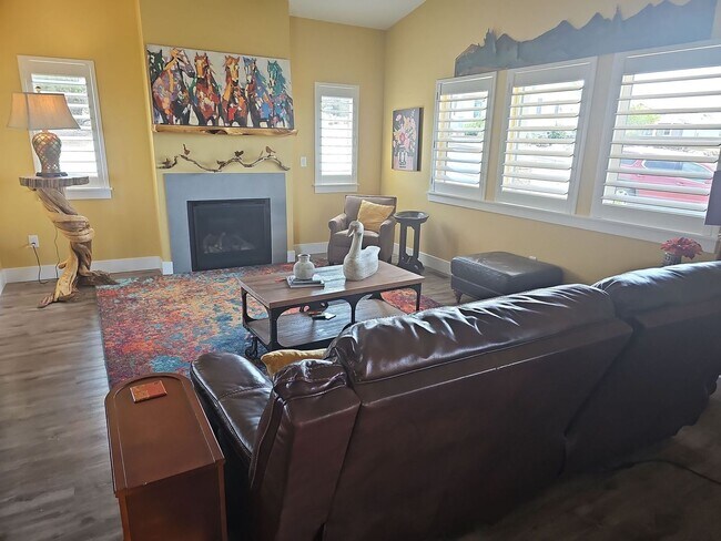 Foto del edificio - Home with Mountain View *Fully Furnished
