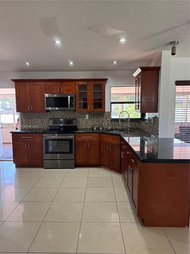 Foto del edificio - 8240 NW 181st St