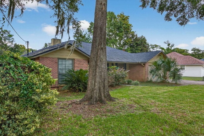 Foto del edificio - Spacious 3BR Home with Fireplace, Garage & Private Yard