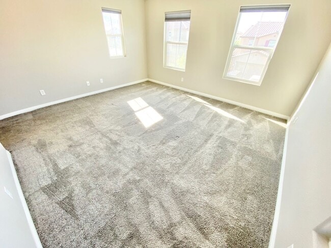 Building Photo - BEAUTIFUL 3 BEDROOM 2.5 BATHROOM TOWNHOUSE...