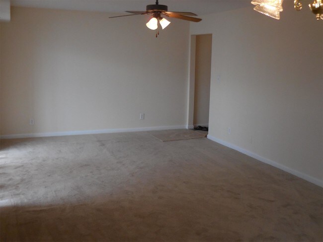 Building Photo - 1032 Chesapeake Dr