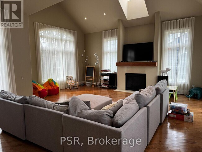 Photo du bâtiment - 153 Grand Cypress Ln