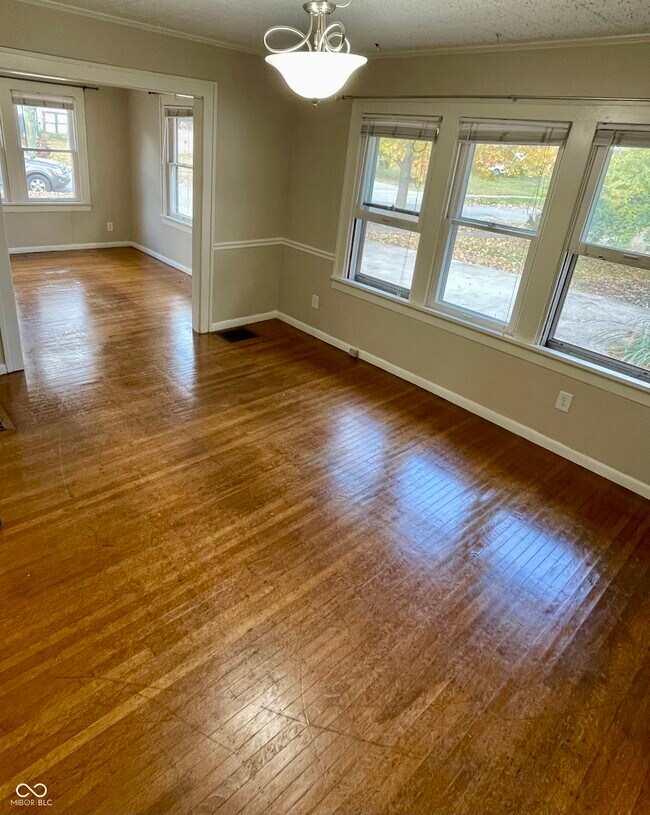 Building Photo - 5841 Julian Ave