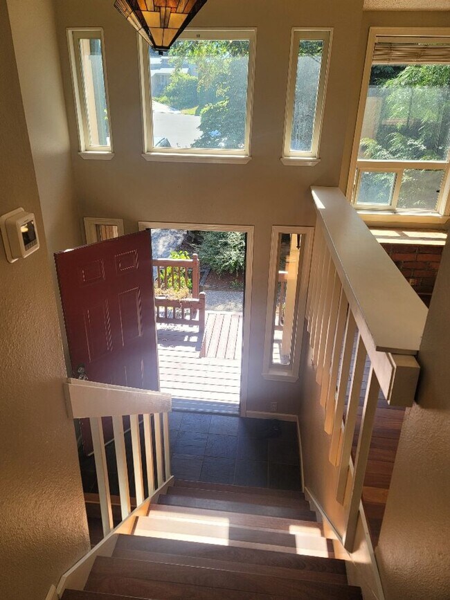 Building Photo - Kent 4 bedroom plus Den and 3 bathrooms & ...