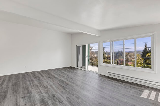 Building Photo - 10607 Des Moines Memorial Dr S