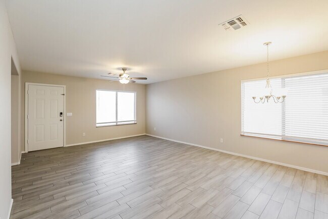 Foto del edificio - 9243 E Carmel Ave