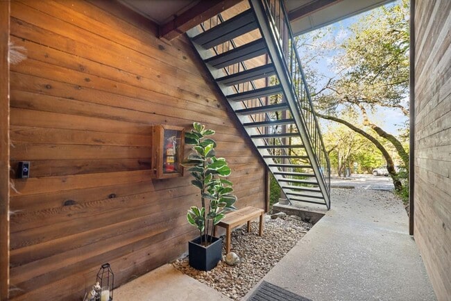 Building Photo - 4711 Spicewood Springs Rd