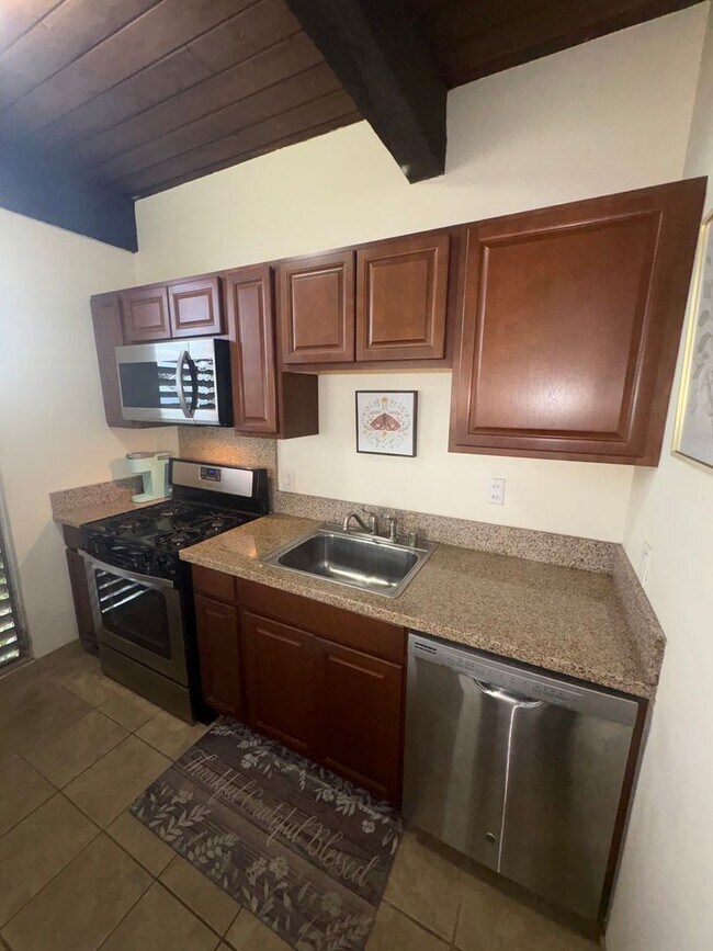 Building Photo - UNFURNISHED 1BD/1BA WITH AN OCEAN VIEW