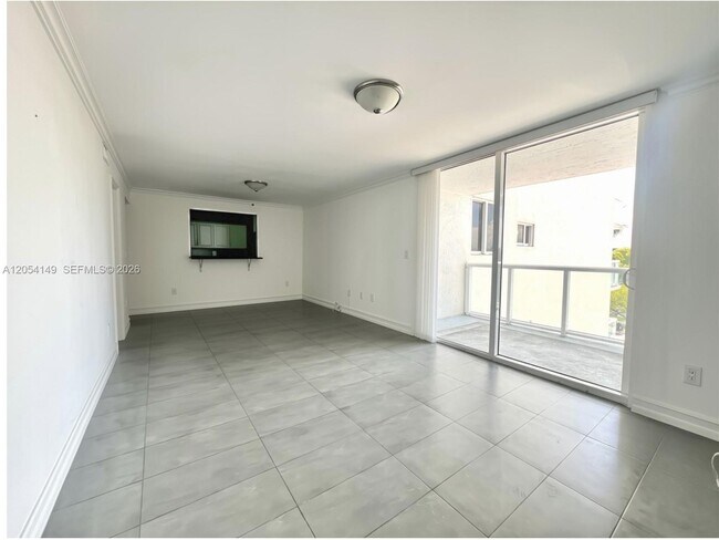 Building Photo - 2457 Collins Ave