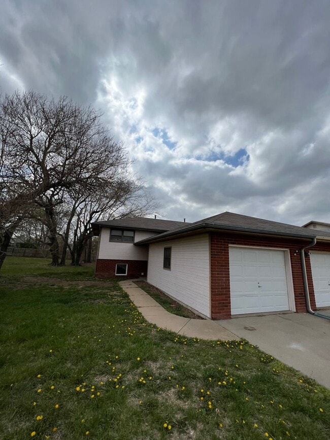 Building Photo - 324 S Kiowa Ct