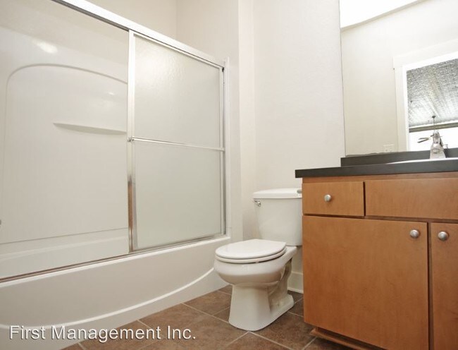 Building Photo - 2 br, 2 bath Apartment - 10 W 10th St