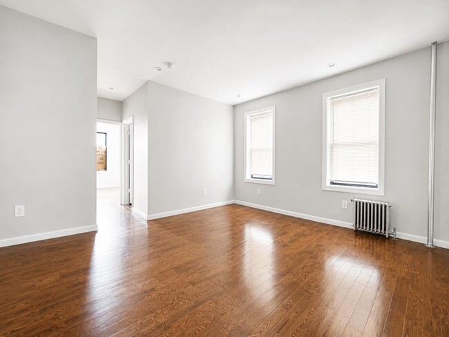 Building Photo - 546 Isham St