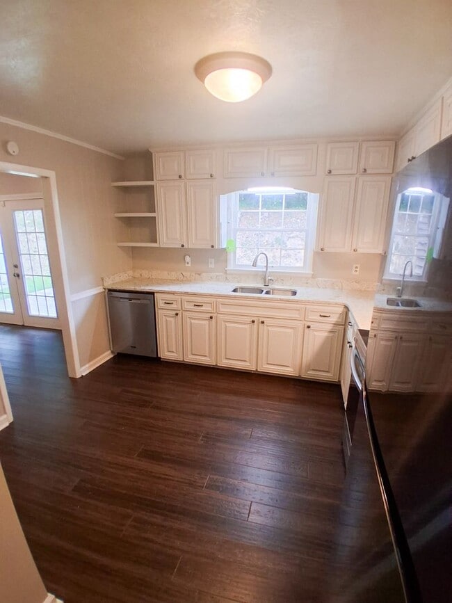 Building Photo - MOVE IN SPECIAL: $300 OFF FIRST MONTH'S RENT