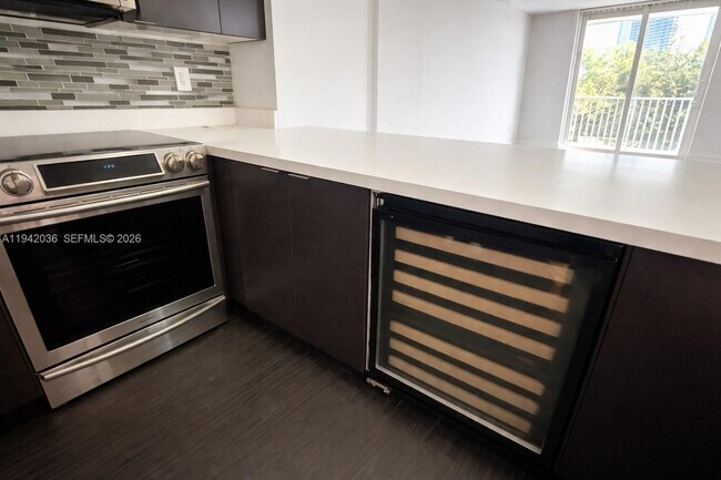 Foto del edificio - 16950 W Dixie Hwy