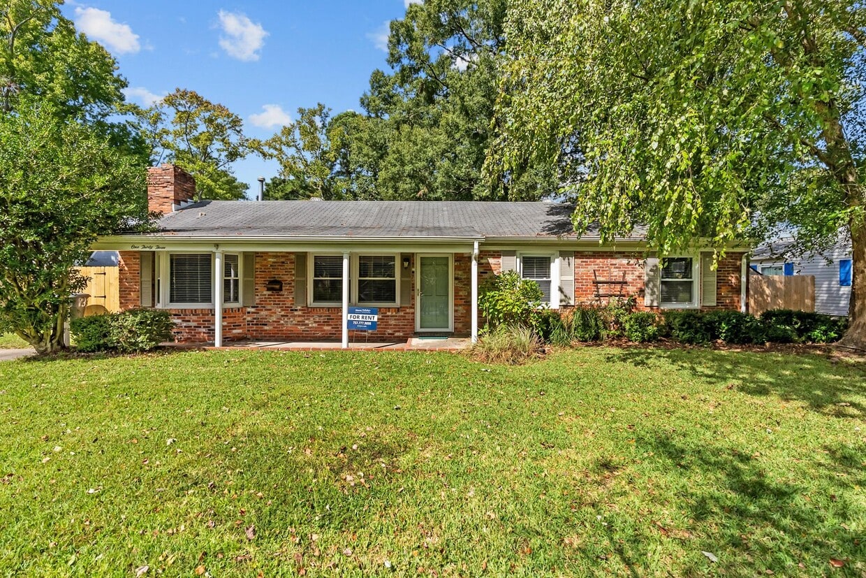 Primary Photo - Great Location and Access to Interstate!